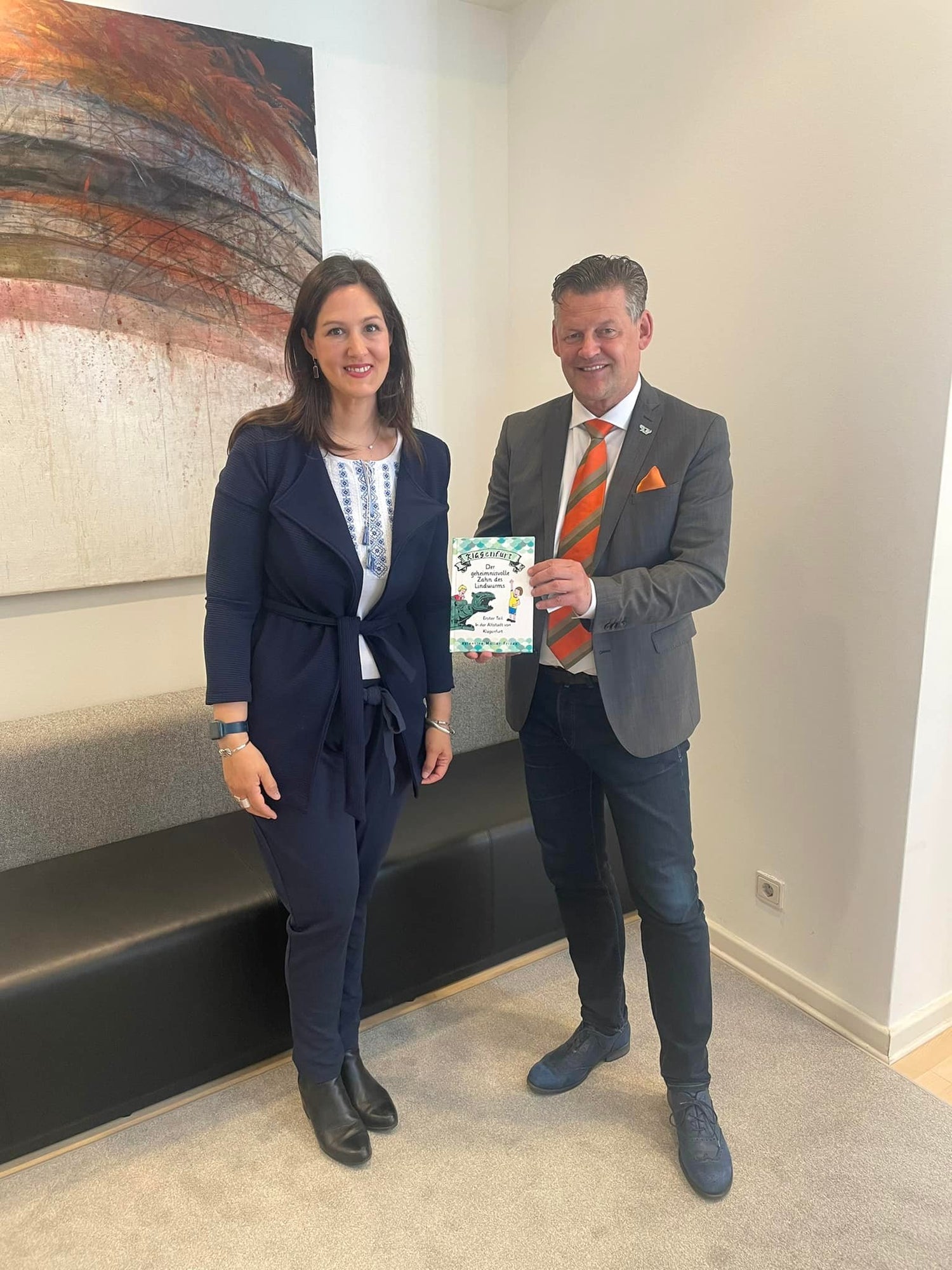 Gestern habe ich den Bürgermeister von Klagenfurt Christian Scheider wegen des Kinderbuches besucht