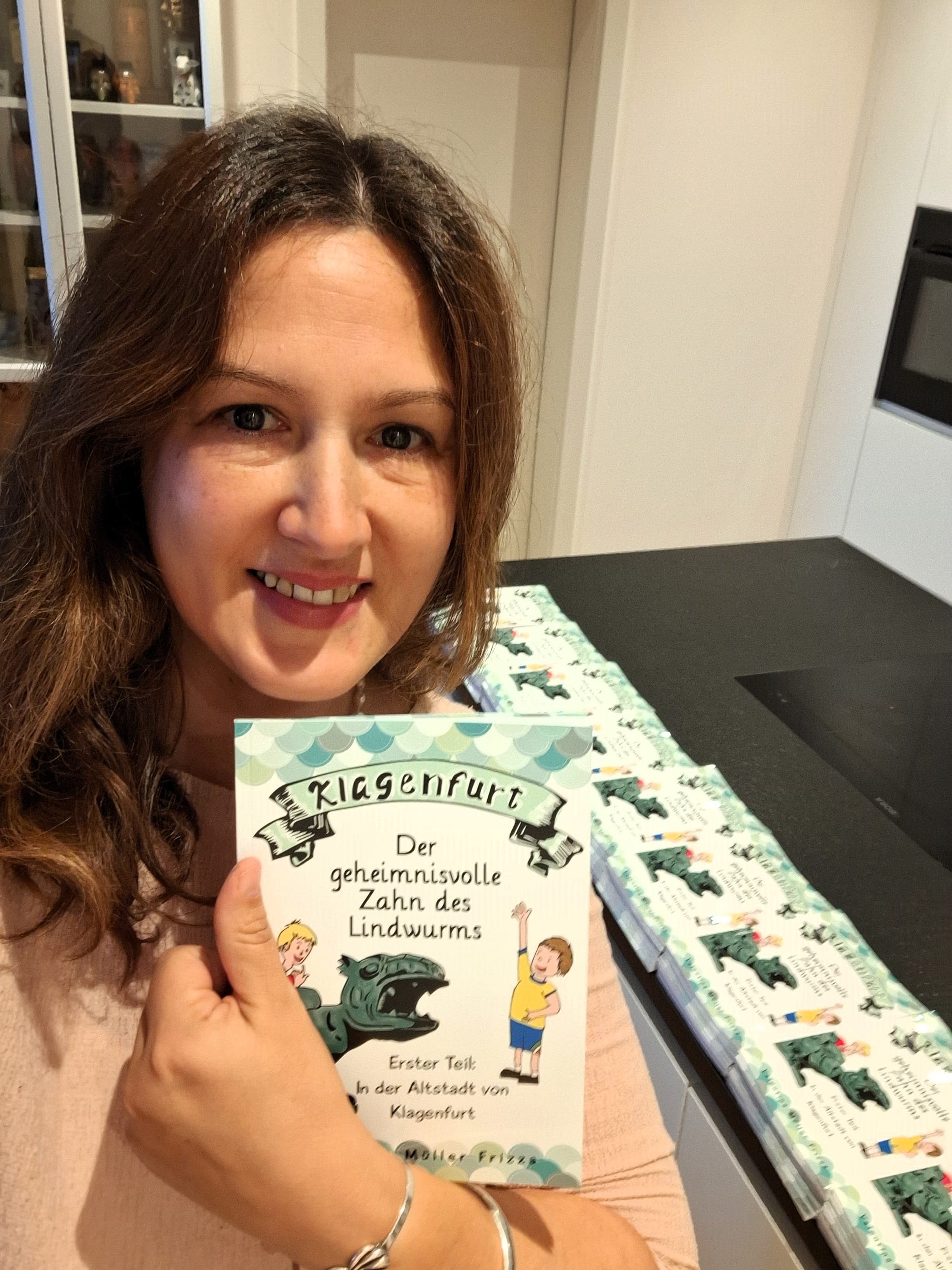 Valentina Müller Frizza mit dem Kinderbuch